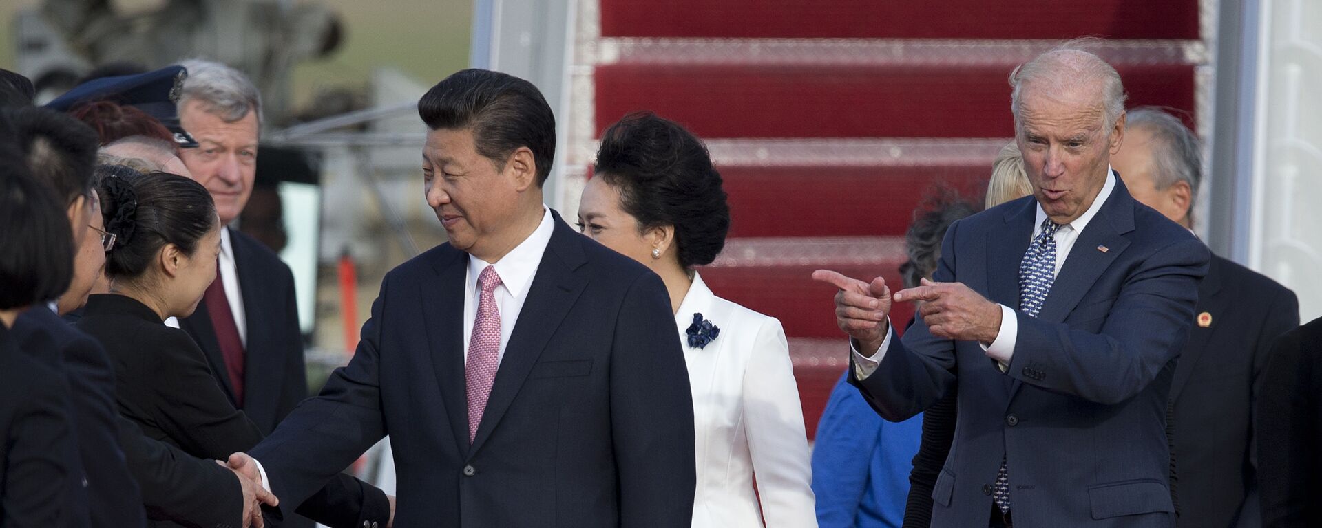 Joe Biden, vice-presidente dos EUA, e Xi Jinping, presidente da China, e sua esposa Peng Liyuan, durante a cerimônia de chegada à Base Aérea de Andrews, Maryland, EUA, 24 de setembro de 2015 - Sputnik Brasil, 1920, 10.11.2022