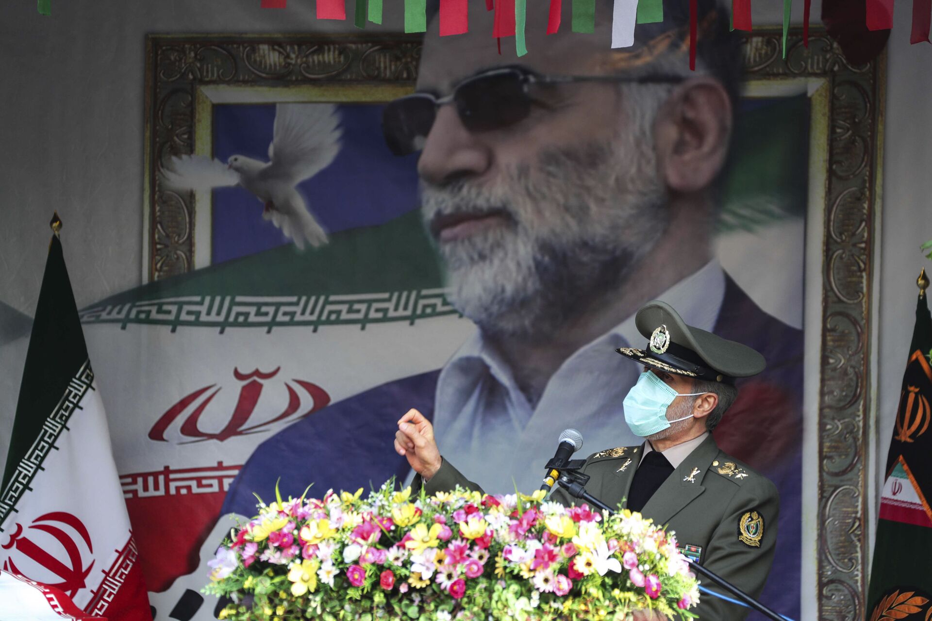 O ministro da Defesa do Irã, Amir Hatami, fala durante cerimônia fúnebre do cientista nuclear iraniano Mohsen Fakhrizadeh-Mahabadi, em Teerã, Irã - Sputnik Brasil, 1920, 09.11.2021