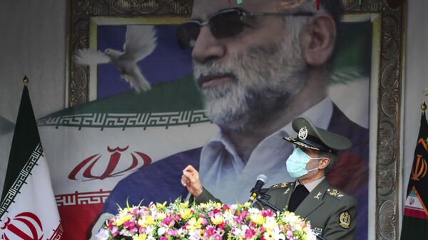 O ministro da Defesa do Irã, Amir Hatami, fala durante cerimônia fúnebre do cientista nuclear iraniano Mohsen Fakhrizadeh-Mahabadi, em Teerã, Irã - Sputnik Brasil