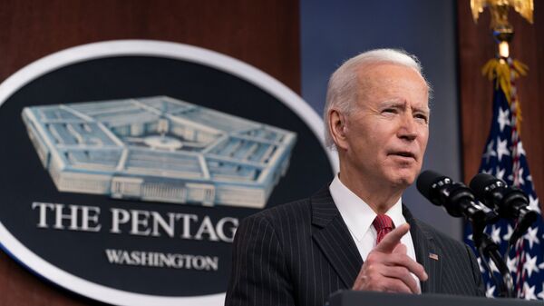 Presidente dos EUA, Joe Biden, durante sua primeira visita ao Pentágono, em Arlington, Virgínia, EUA, 10 de fevereiro de 2021 - Sputnik Brasil