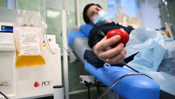 Paciente recuperado da COVID-19 doa plasma em hospital de Moscou - Sputnik Brasil