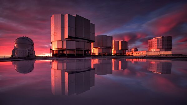 The Very Large Telescope, ou o Telescópio VLT, no Observatório do Paranal no deserto do Atacama, no Chile. A instrumentação do VLT foi adaptada para conduzir uma busca por planetas no sistema Alpha Centauri. Esta imagem do VLT é pintada com as cores do pôr do sol refletido na água da plataforma - Sputnik Brasil