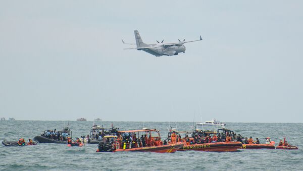 Aeronave militar CN-235 da Indonésia durante a operação de busca e resgate do voo da Sriwijaya Air SJ 182, no mar ao largo da costa de Jacarta, Indonésia, 14 de janeiro de 2021 - Sputnik Brasil