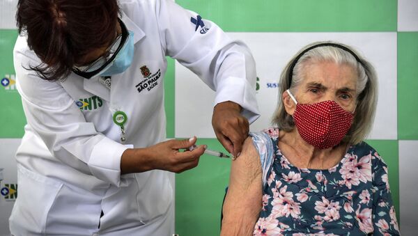 Senhora recebe vacina contra a COVID-19 em São Paulo, 5 de fevereiro de 2021  - Sputnik Brasil
