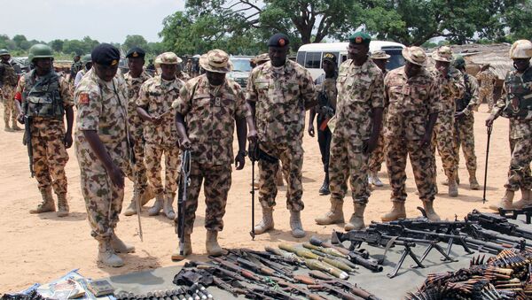 Comandantes militares inspecionam armas apreendidas do grupo Boko Haram (organização terrorista proibida na Rússia e demais países), em Goniri, Nigéria, 3 de julho de 2019 - Sputnik Brasil