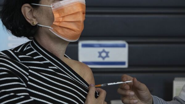 Cidadã israelense recebendo vacina da Pfizer/BioNTech em Tel Aviv, Israel - Sputnik Brasil