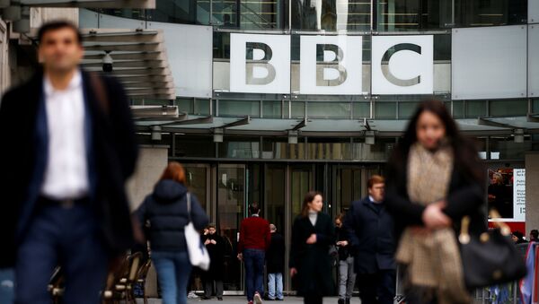 Em Londres, pedestres caminham diante do da BBC, no Reino Unido, em 29 de janeiro de 2020 - Sputnik Brasil
