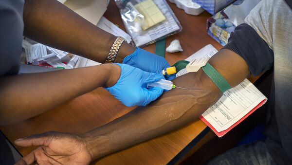 Enfermeira coletando sangue de paciente que recebeu vacina da AstraZeneca contra a COVID-19 na África do Sul - Sputnik Brasil