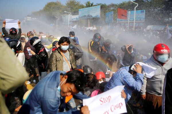 Policiais disparam canhões d'água contra manifestantes que protestam contra o golpe militar e demandam a liberação da líder eleita Aung San Suu Kyi, em Mianmar, 9 de fevereiro de 2021 - Sputnik Brasil