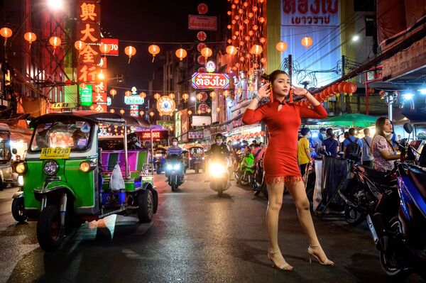 Mulher posa para foto em rua de Bangkok, Tailândia, decorada para celebrar o Ano Novo Lunar, em 9 de fevereiro de 2021 - Sputnik Brasil