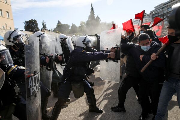 Estudantes gregos se confrontam com polícia de choque durante manifestação contra os planos governamentais para criar uma polícia universitária, Atenas, Grécia, 10 de fevereiro de 2021 - Sputnik Brasil