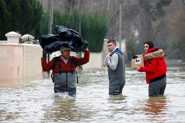 Moradores caminham em ruas inundadas pelo rio Marne após dias de chuva em Esbly, perto de Paris, França, 8 de fevereiro de 2021 - Sputnik Brasil