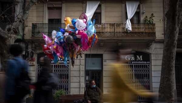 Vendedor de balões espera por clientes em rua de Barcelona, Espanha, em 9 de fevereiro de 2021 - Sputnik Brasil