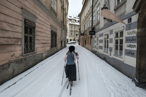 Mulher esquia após nevasca em rua de Praga, República Tcheca, 8 de fevereiro de 2021 - Sputnik Brasil