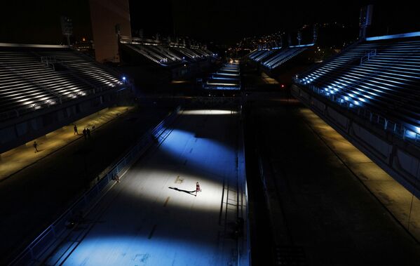 Sambódromo da Marquês de Sapucaí, no Rio de Janeiro, iluminado em homenagem às vítimas de COVID-19, 12 de fevereiro de 2021 - Sputnik Brasil