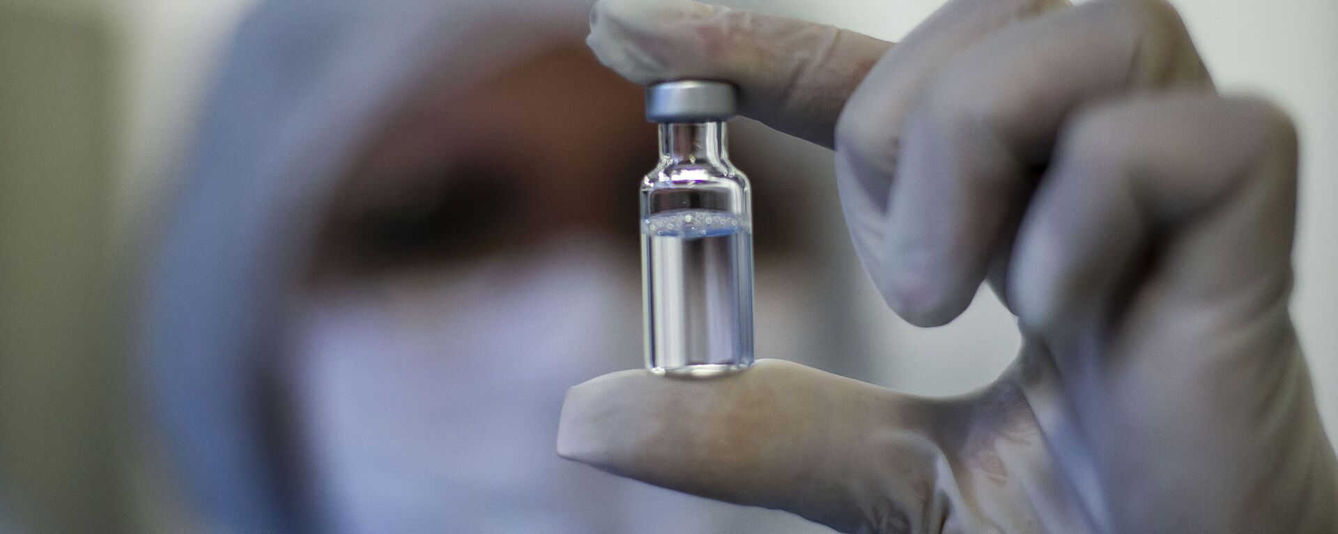 Funcionária mostra frasco da vacina da AstraZeneca contra COVID-19 produzida pela Fiocruz, Rio de Janeiro, 12 de fevereiro de 2021 - Sputnik Brasil, 1920, 05.01.2024