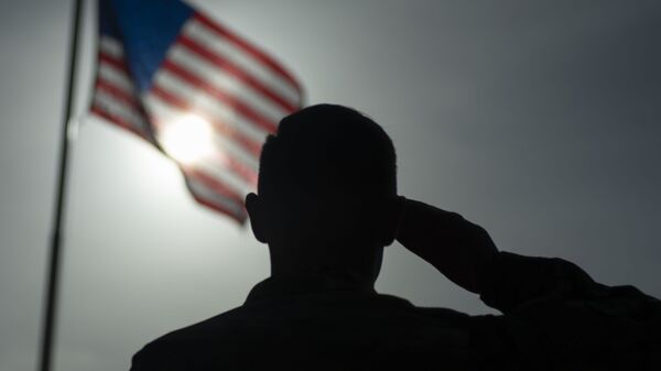 Militar americano fazendo saudação à bandeira dos EUA  - Sputnik Brasil
