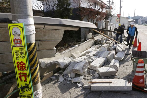 Uma parte de parede desmoronada pelo forte terremoto em Kunimi, na prefeitura de Fukushima, em 14 de fevereiro de 2021 - Sputnik Brasil