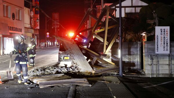 Um portão destruído em Koori, prefeitura de Fukushima, na madrugada de 14 de fevereiro - Sputnik Brasil