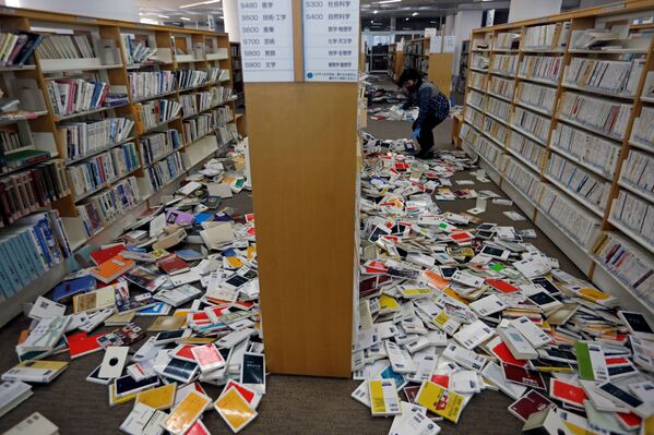 Funcionária de biblioteca da cidade de Iwaki arruma livros após forte terremoto abalar o nordeste do Japão
 - Sputnik Brasil