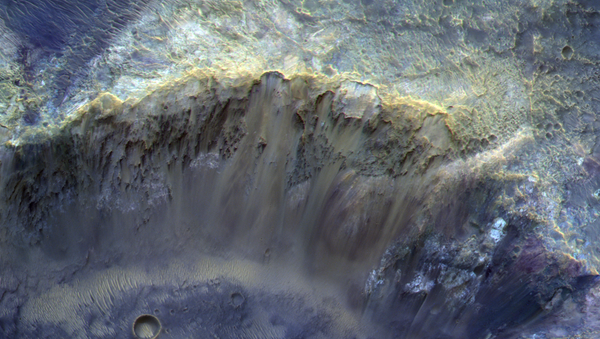 Imagem registrada da cratera na superfície de Marte - Sputnik Brasil
