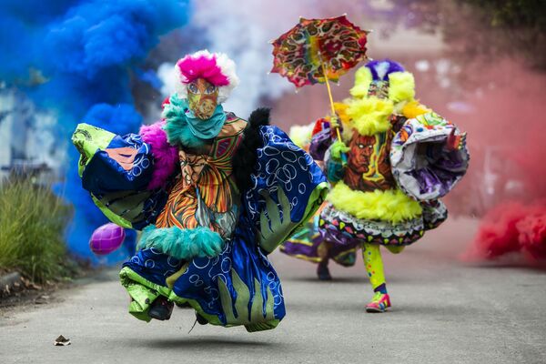 Membros do Bate-Bola fantasiados durante breve aparecimento na celebração do Carnaval apesar das restrições devido à pandemia da COVID-19, Rio de Janeiro, Brasil, 13 de fevereiro de 2021 - Sputnik Brasil