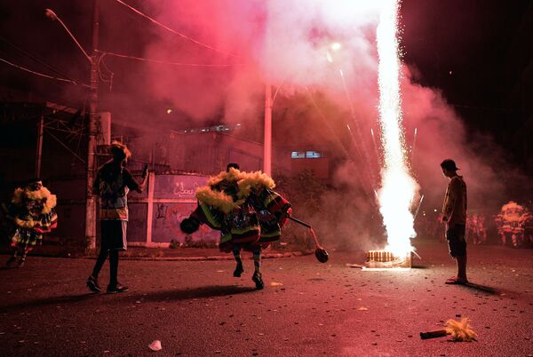Membros do Bate-Bola celebram o Carnaval nas ruas do subúrbio do Rio de Janeiro, Brasil, 14 de fevereiro do 2021 - Sputnik Brasil
