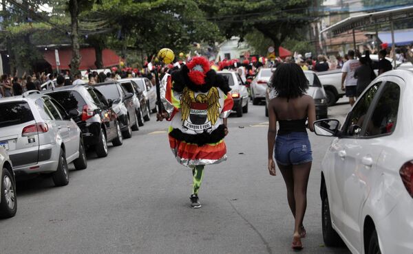 Folião do Bate-Bola se apresenta durante o Carnaval que neste ano acabou sendo cancelado, Rio de Janeiro, Brasil, 14 de fevereiro de 2021 - Sputnik Brasil