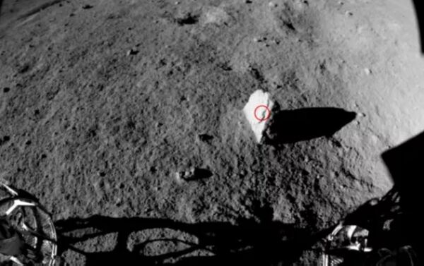 Rover lunar chinês Yutu 2 descobre rocha de aspecto estranho no lado oculto da Lua - Sputnik Brasil
