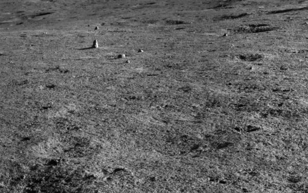 Rover lunar chinês Yutu 2 descobre rocha de aspecto estranho no lado oculto da Lua - Sputnik Brasil