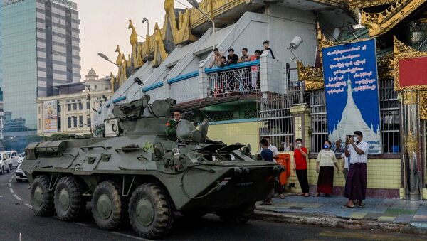 Forças militares de Mianmar botaram blindados nas ruas para reprimir manifestações no país - Sputnik Brasil