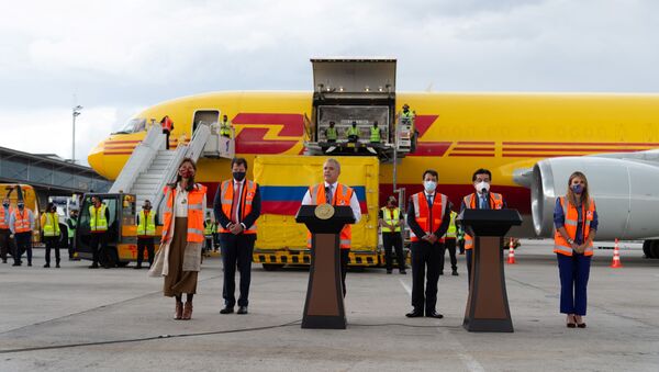 Presidente da Colômbia, Iván Duque, faz discurso após chega de lote de doses da vacina da Pfizer no aeroporto El Dorado, em Bogotá - Sputnik Brasil