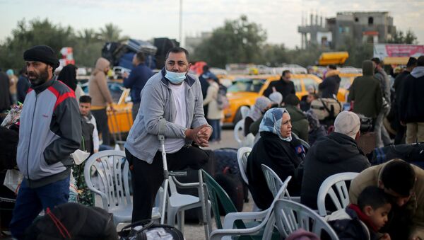 Palestinos aguardam na passagem de Rafah, na fronteira com o Egito para entrar e sair de Gaza,  - Sputnik Brasil