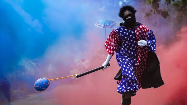 Membro de bloco de carnaval do Rio de Janeiro desfila, apesar de restrições às festividades, 13 de fevereiro de 2021 - Sputnik Brasil