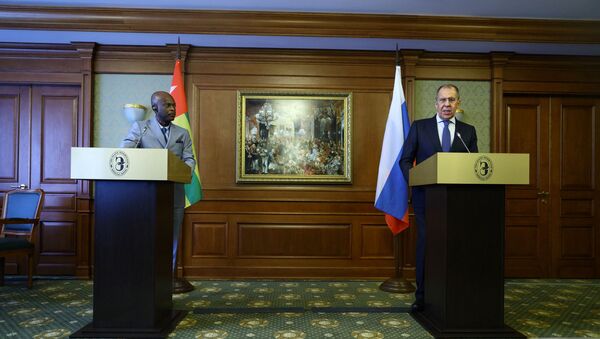 Ministro das Relações Exteriores da Rússia, Sergei Lavrov, e seu homólogo da República Togolesa, Robert Dussey, na coletiva de imprensa conjunta depois de sua reunião em São Petersburgo, Rússia, 16 de fevereiro de 2021 - Sputnik Brasil