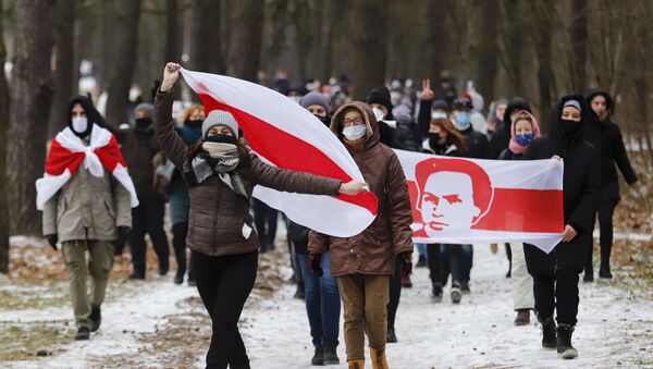 Manifestantes com máscaras faciais carregam antigas bandeiras nacionais da Bielorrússia durante ação de protesto em Minsk, Bielorrússia, 13 de dezembro de 2020 - Sputnik Brasil