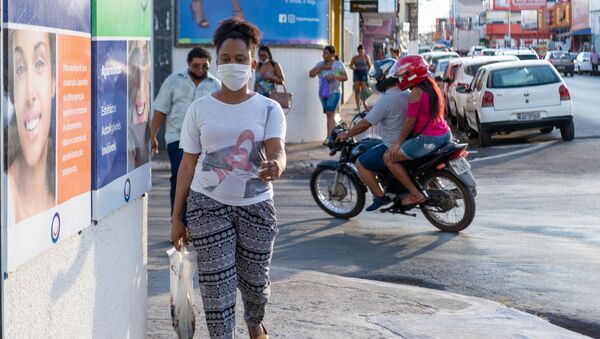 Moradora de Cuiabá usa máscara contra o coronavírus - Sputnik Brasil