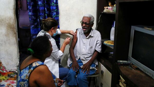 Idoso é vacinado contra o coronavírus no morro do Turano, no Rio de Janeiro - Sputnik Brasil