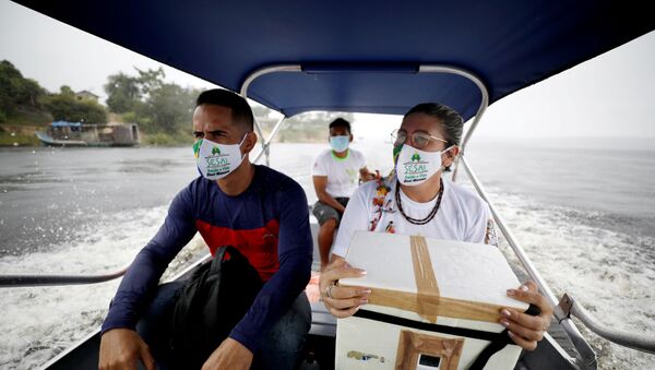 Profissionais de saúde carregam lote de doses da vacina CoronaVac em barco próximo à Terra Indígena Rio Urubu, em Itacoatiara, no Amazonas - Sputnik Brasil