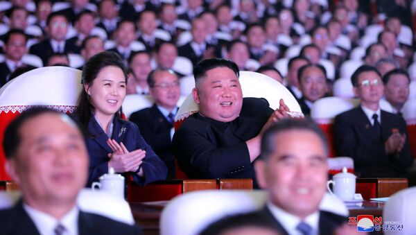 Líder norte-coreano, Kim Jong-un, e sua esposa, Ri Sol-ju, durante as celebrações do Dia da Estrela Brilhante, em Pyongyang, 17 de fevereiro de 2021  - Sputnik Brasil