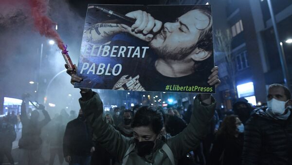 Manifestante com cartaz pedindo liberdade para Pablo Hasél - Sputnik Brasil