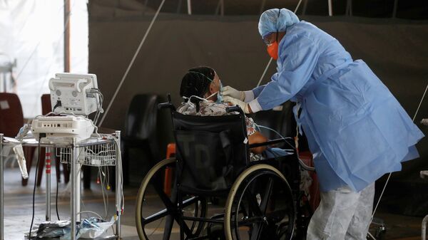 Profissional de saúde atende um paciente em uma enfermaria temporária montada durante o surto da COVID-19, África do Sul, 19 de janeiro de 2021 - Sputnik Brasil
