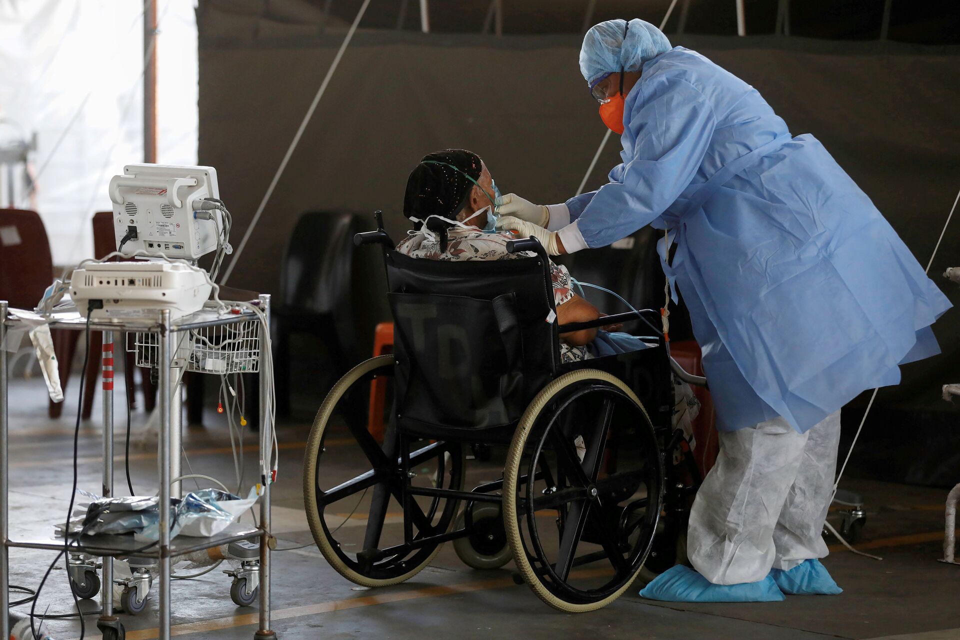Profissional de saúde atende um paciente em uma enfermaria temporária montada durante o surto da COVID-19, África do Sul, 19 de janeiro de 2021 - Sputnik Brasil, 1920, 23.11.2021