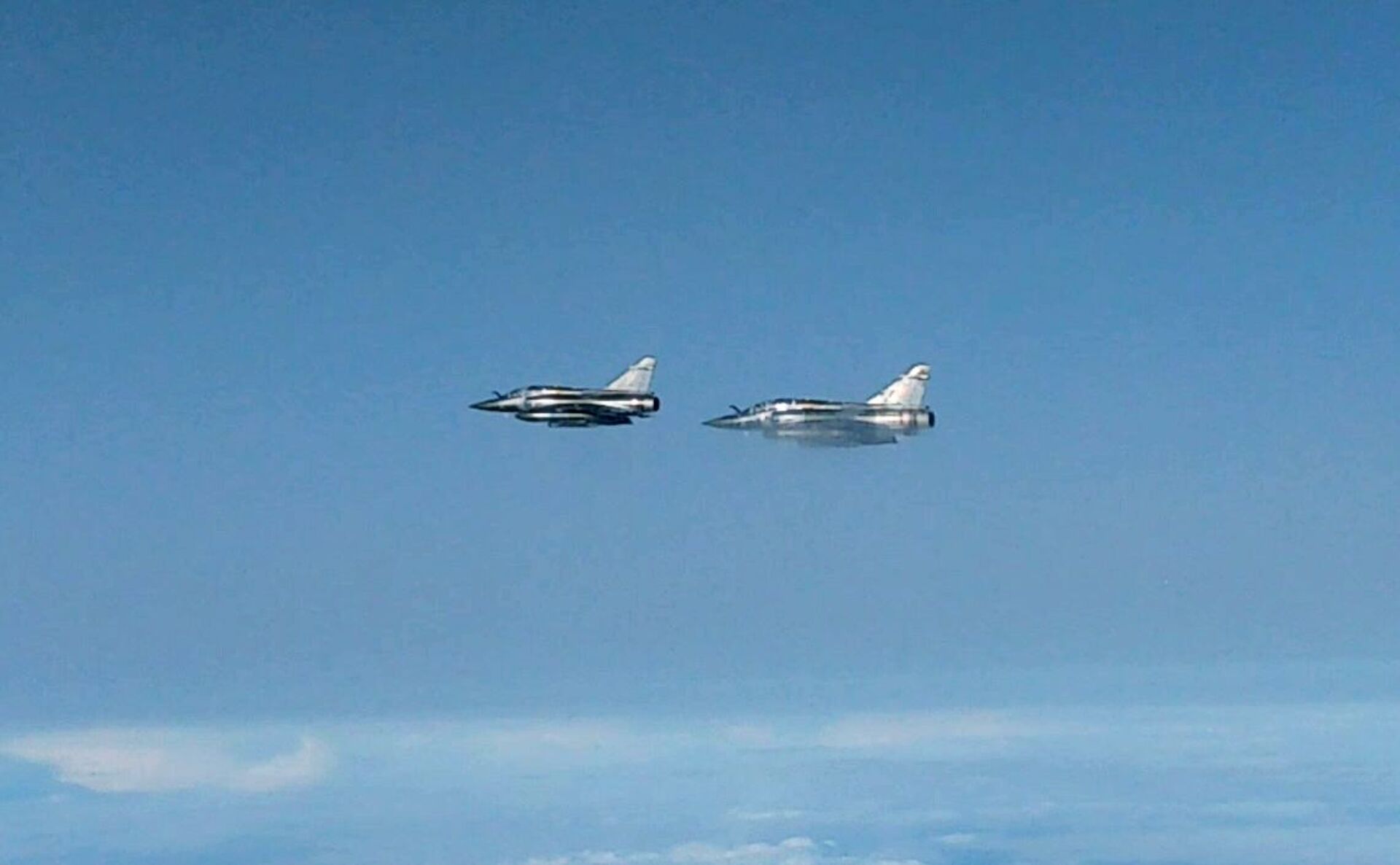 Caças-bombardeiros Mirage 2000 franceses interceptados por Su-27 russo sobre o mar Negro - Sputnik Brasil, 1920, 09.12.2021