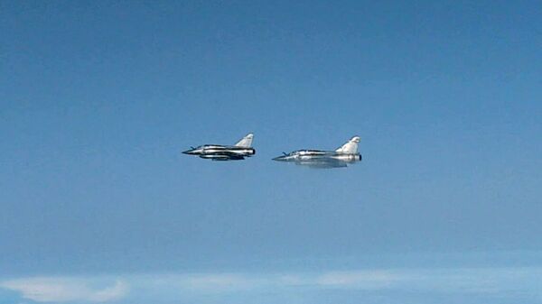 Caças-bombardeiros Mirage 2000 franceses interceptados por Su-27 russo sobre o mar Negro - Sputnik Brasil