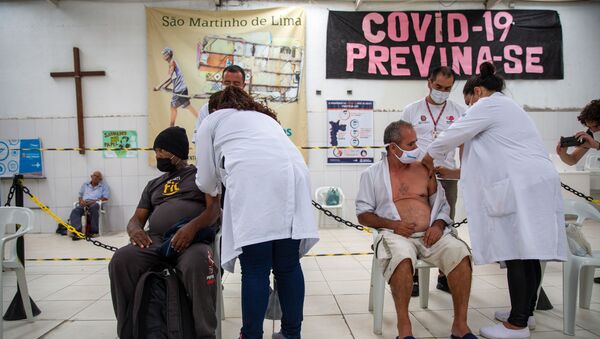 Em São Paulo, agentes de saúde vacinam pessoas idosas em situação de rua contra a COVID-19, no Núcleo de Convivência São Martinho Lima, em 12 de fevereiro de 2021 - Sputnik Brasil