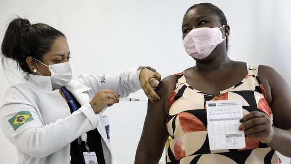 Profisisonal de saúde recebe dose da vacina CoronaVac no Rio de Janeiro - Sputnik Brasil
