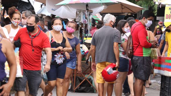 Pessoas passeiam por feira em Fortaleza durante o Carnaval. - Sputnik Brasil
