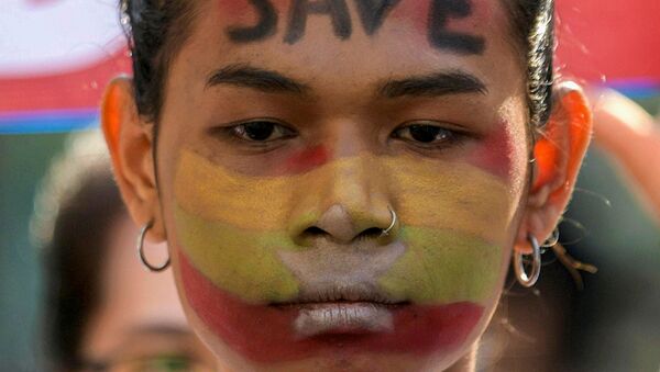 Manifestante durante protesto contra o golpe militar em Yangon, Mianmar, 17 de fevereiro de 2021 - Sputnik Brasil