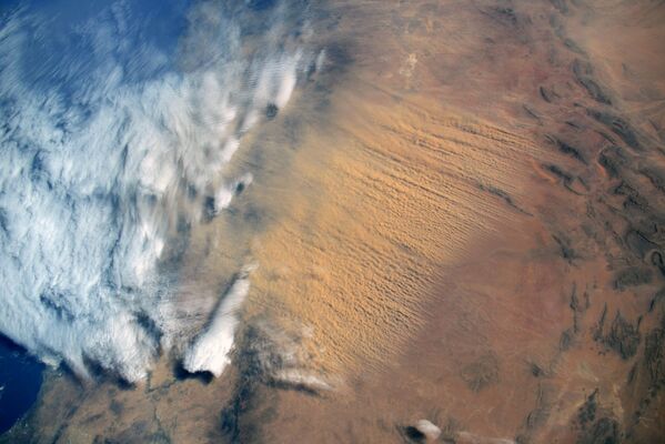 Tempestade de areia, vinda do deserto do Saara, é captura em foto por cosmonauta russo da Estação Espacial Internacional - Sputnik Brasil